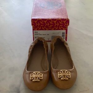 NIB TORY BURCH ‘MELINDA’ BALLET FLAT SZ 7 TAN